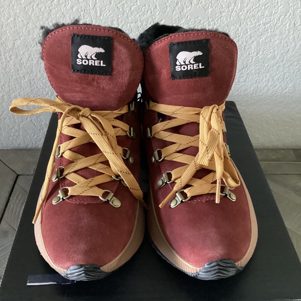 Sorel Women's Burgundy Red and Tan Suede Ankle Booties Like New SUPER CUTE